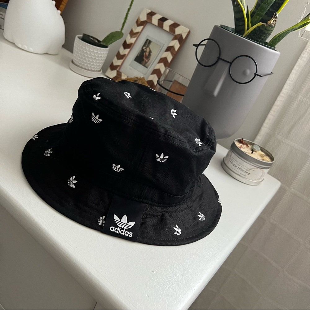 adidas • trefoil bucket hat •